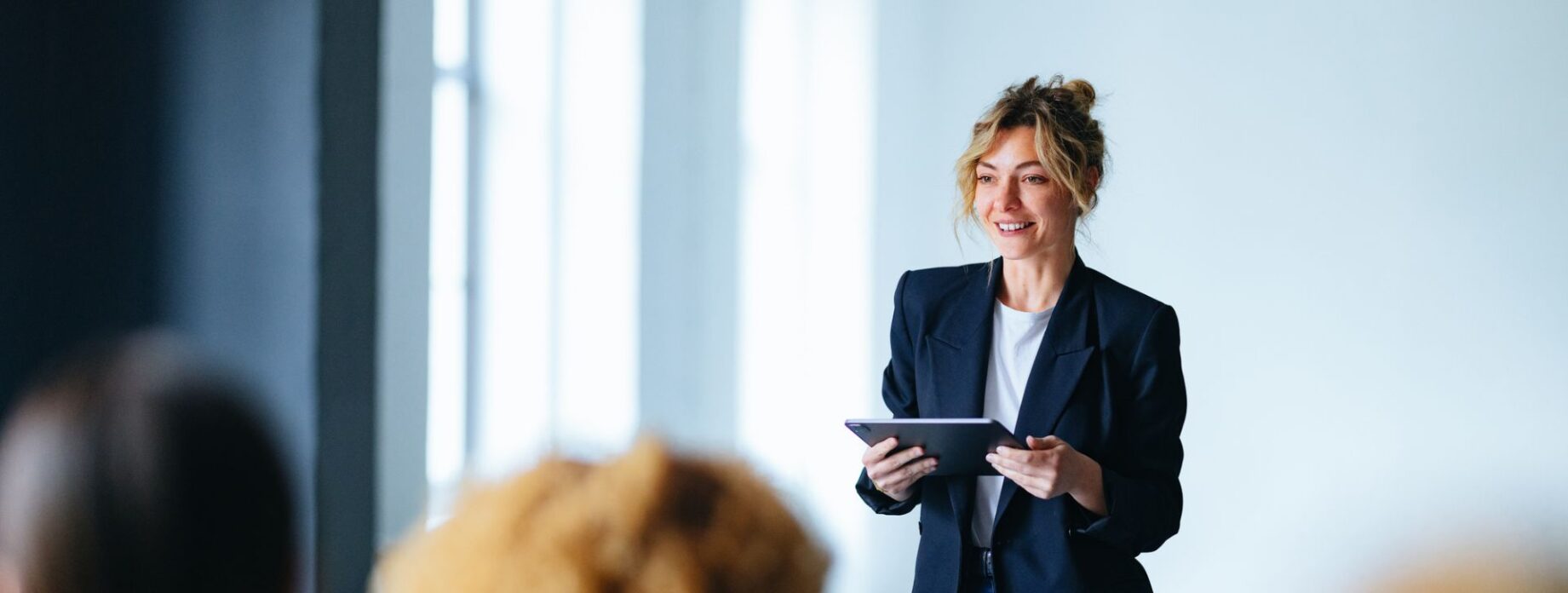 Kvinna i klassrum med ipad