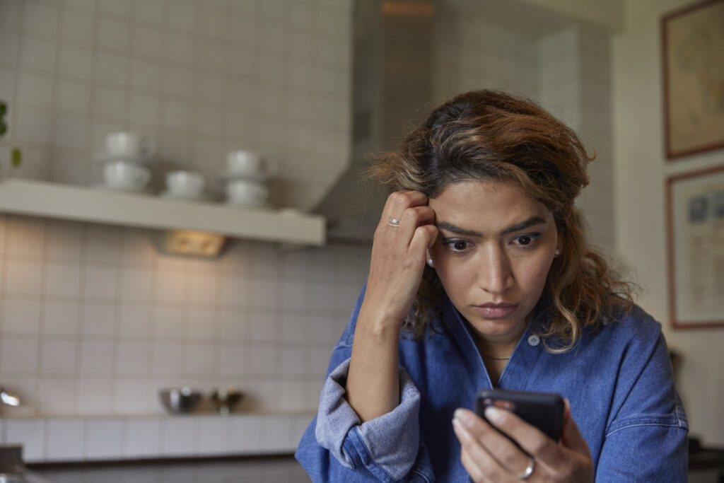 Kvinna tittar på mobilen