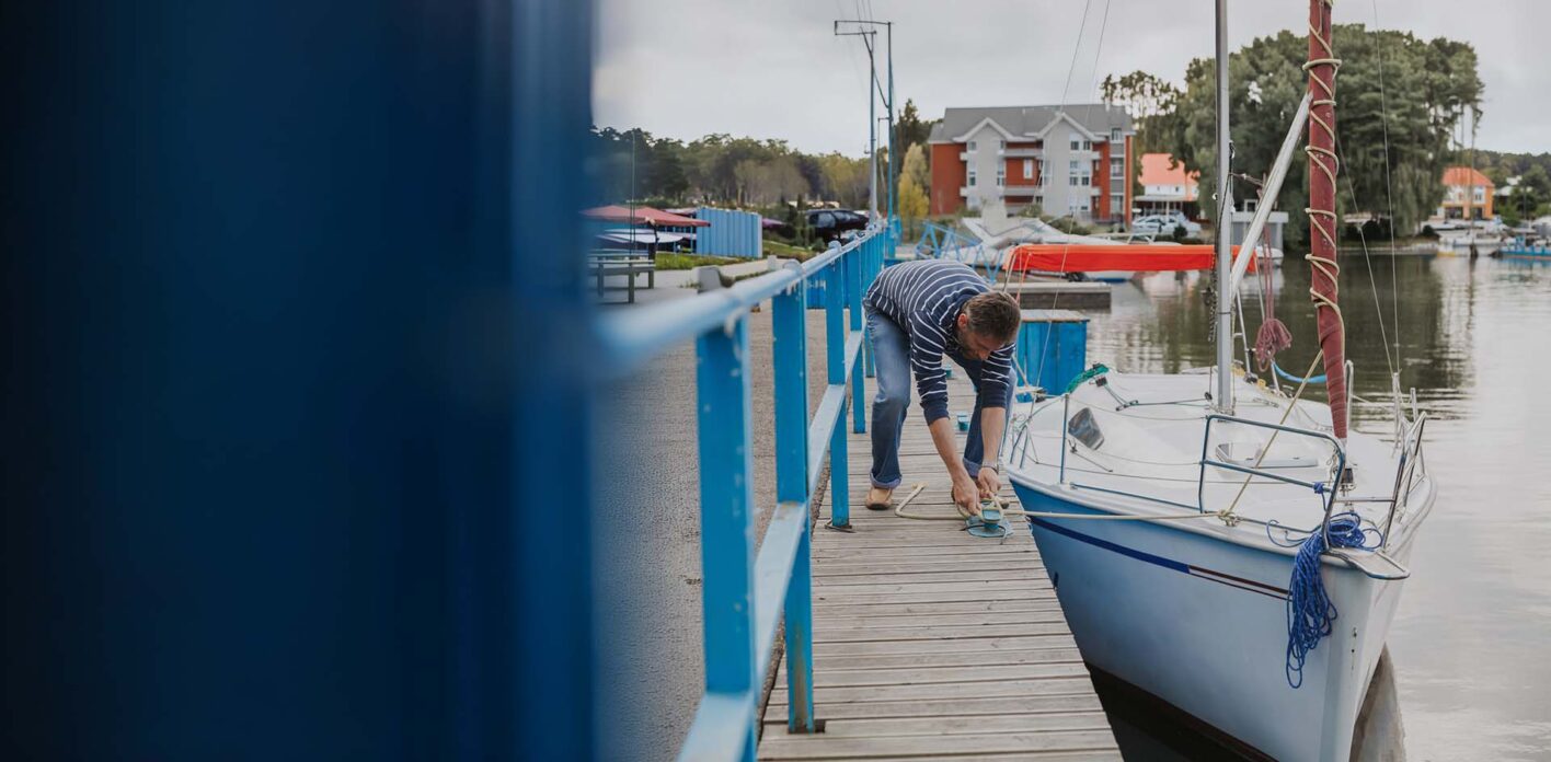 man knyter fast båt
