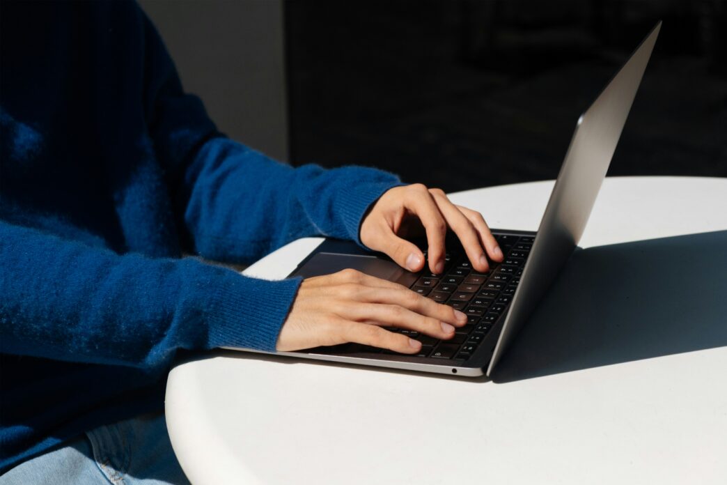 närbild på händer vid dator