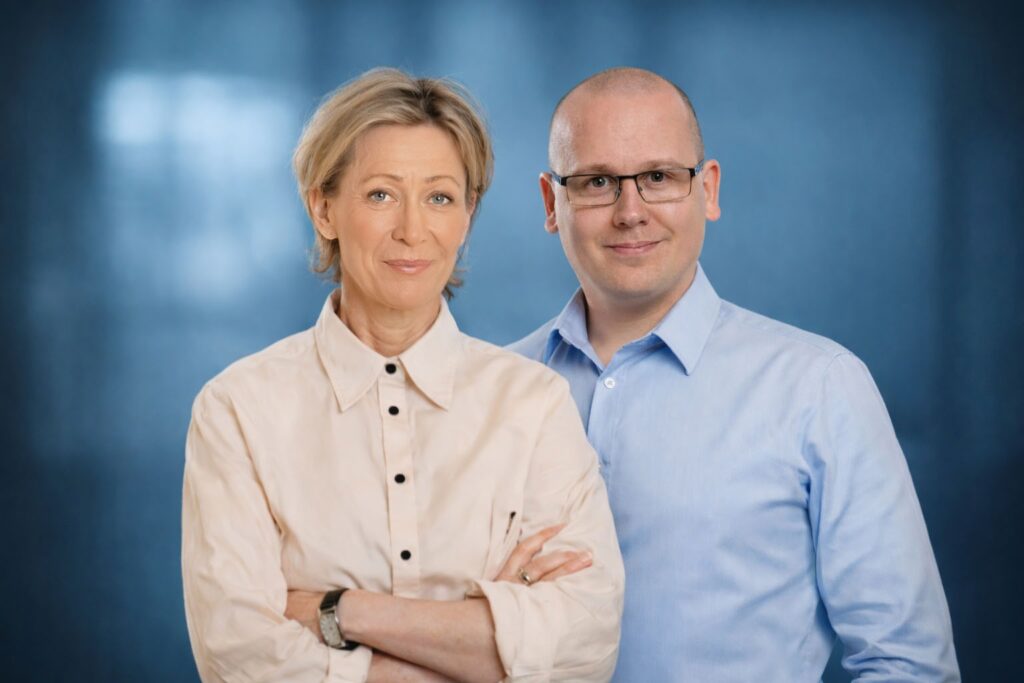 man och kvinna bredvid varandra mot abstrakt bakgrund